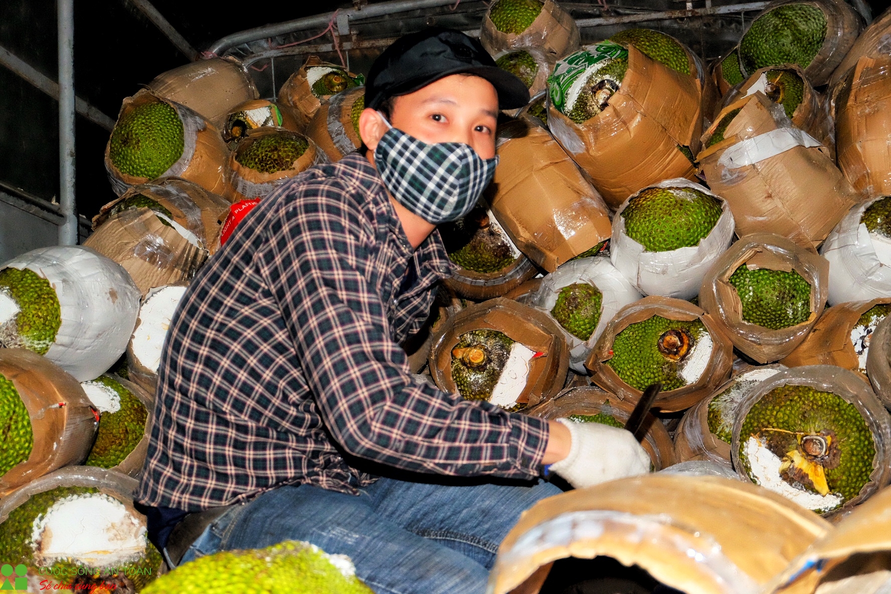 trang dem ban suc lao dong tai cho long bien sau ngay noi long cach ly xa hoi