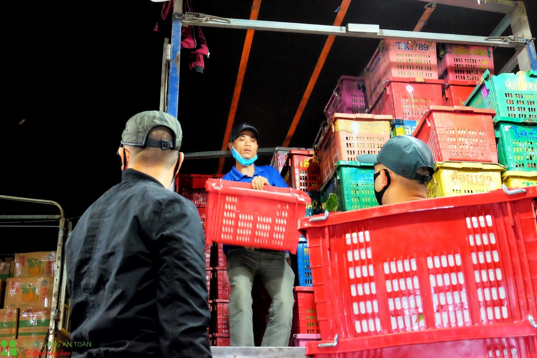 trang dem ban suc lao dong tai cho long bien sau ngay noi long cach ly xa hoi