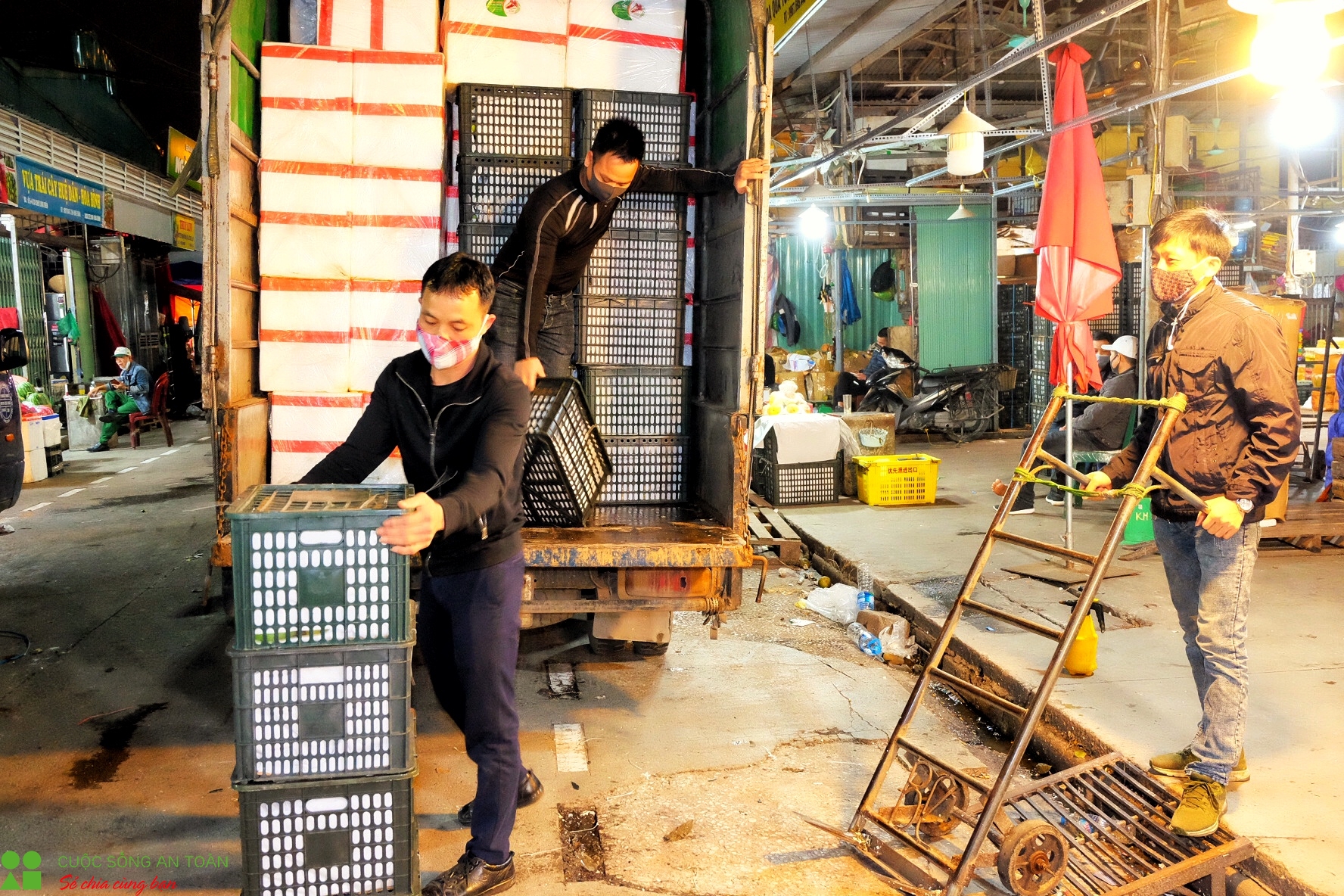 trang dem ban suc lao dong tai cho long bien sau ngay noi long cach ly xa hoi