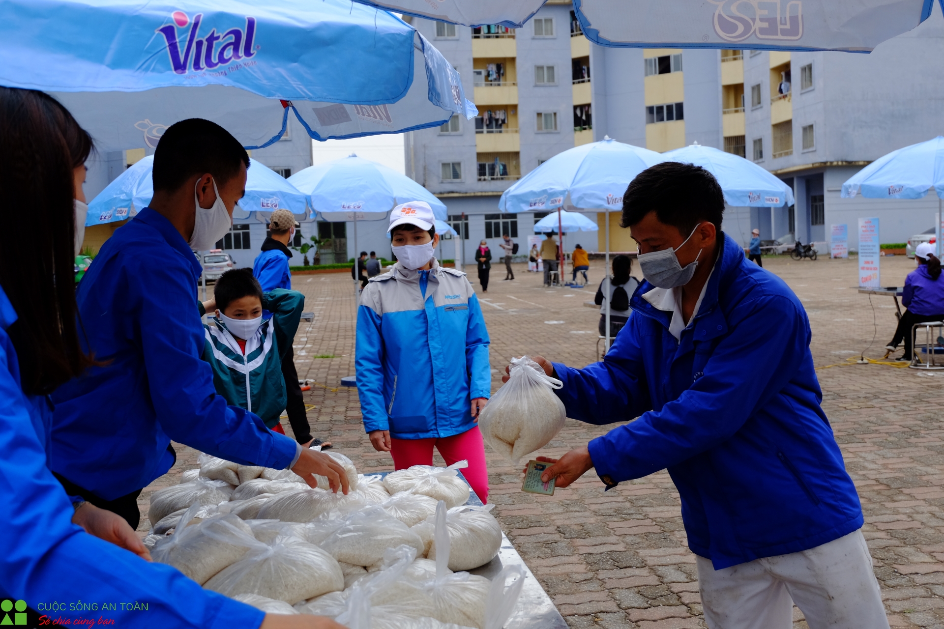 nhung tui gao goi ca su yeu thuong tai khu nha o cong nhan kim chung