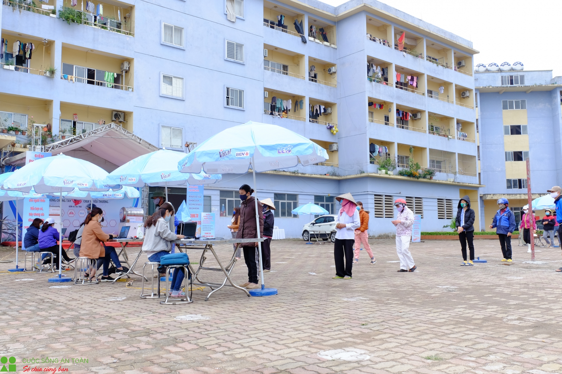 nhung tui gao goi ca su yeu thuong tai khu nha o cong nhan kim chung