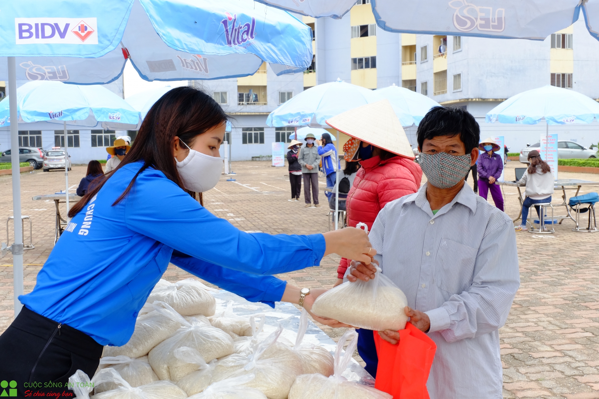 nhung tui gao goi ca su yeu thuong tai khu nha o cong nhan kim chung