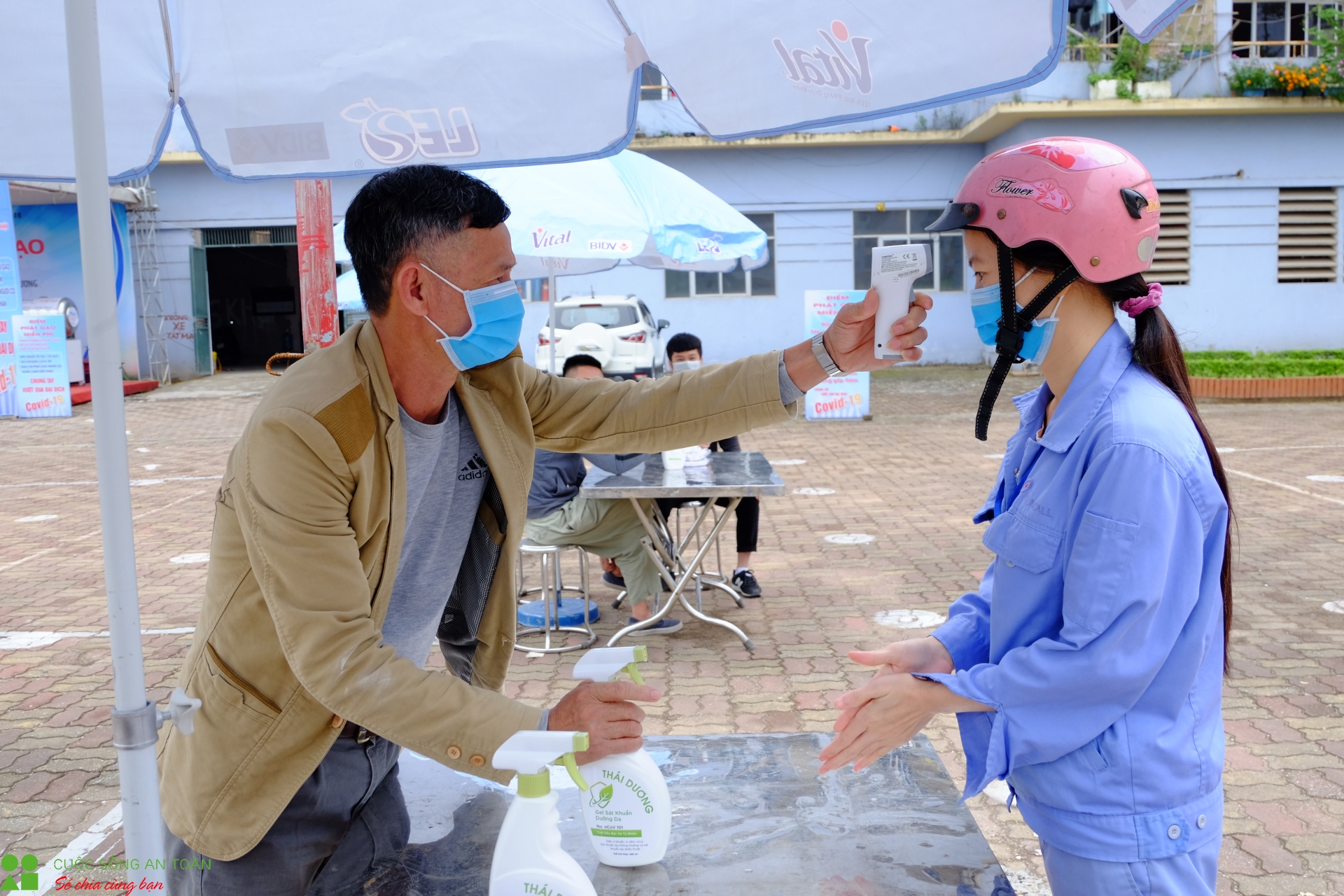 nhung tui gao goi ca su yeu thuong tai khu nha o cong nhan kim chung