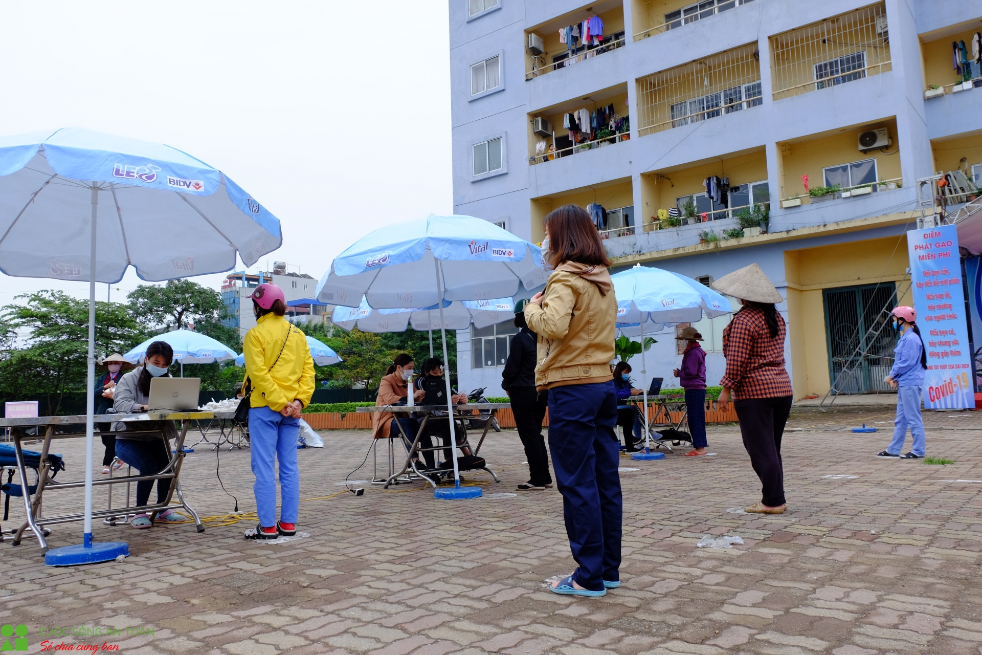nhung tui gao goi ca su yeu thuong tai khu nha o cong nhan kim chung