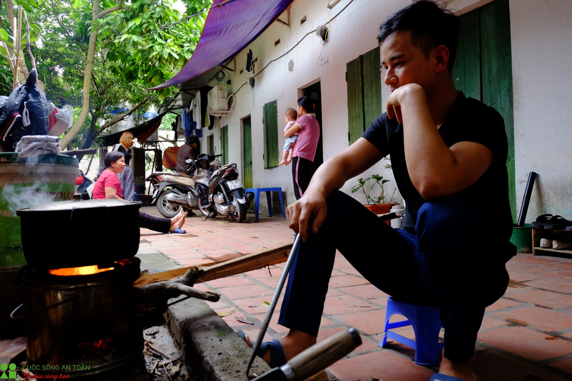 Xóm trọ công nhân KCN Bắc Thăng Long sau ngày nới lỏng cách ly xã hội xom tro cong nhan kcn bac thang long sau ngay noi long cach ly xa hoi