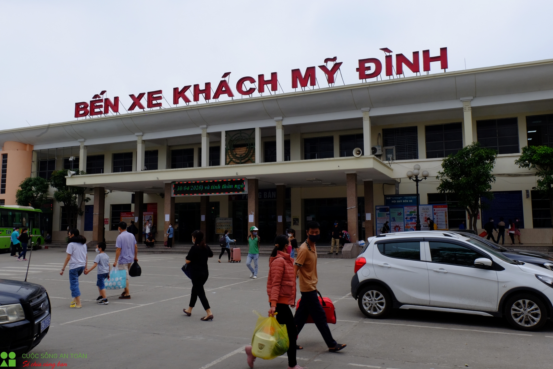 ben xe my dinh dong nghit nguoi trong ngay dau nghi le