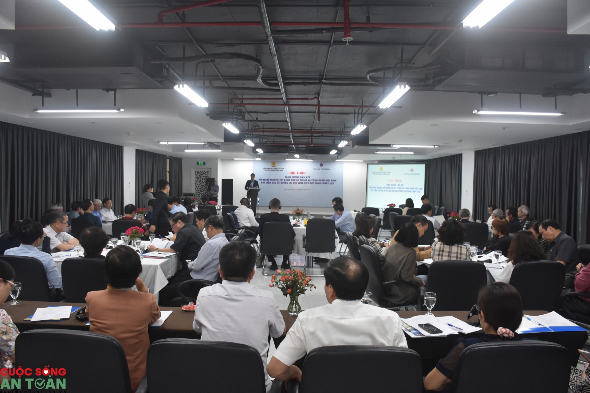 Tăng cường liên kết giữa Công đoàn Việt Nam với hội nghề nghiệp và hội KHKT Tăng cường liên kết giữa Công đoàn Việt Nam với hội nghề nghiệp và hội KHKT