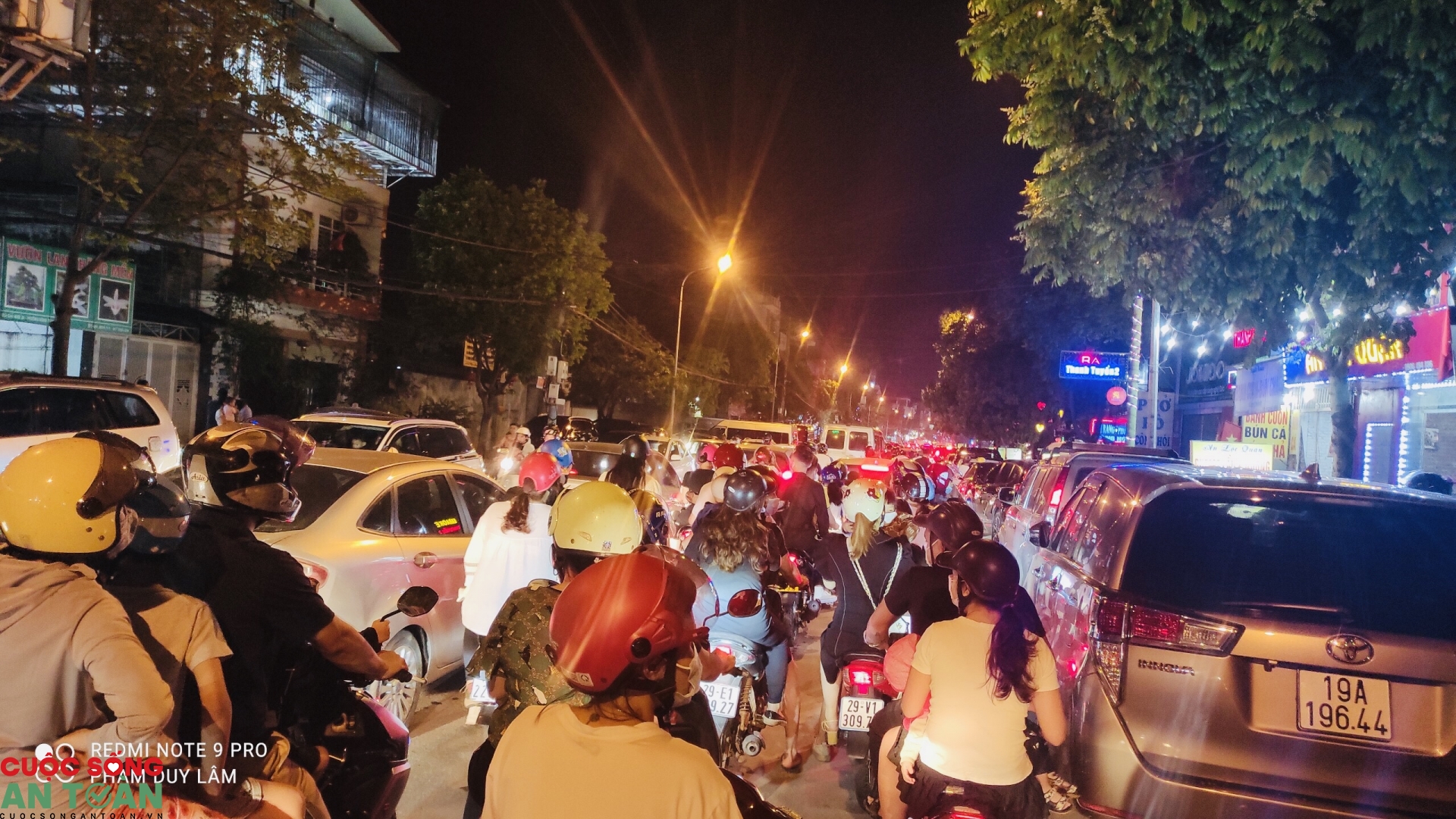 Người dân Phú Thọ đổ ra đường xem pháo hoa dịp Giỗ Tổ Hùng Vương