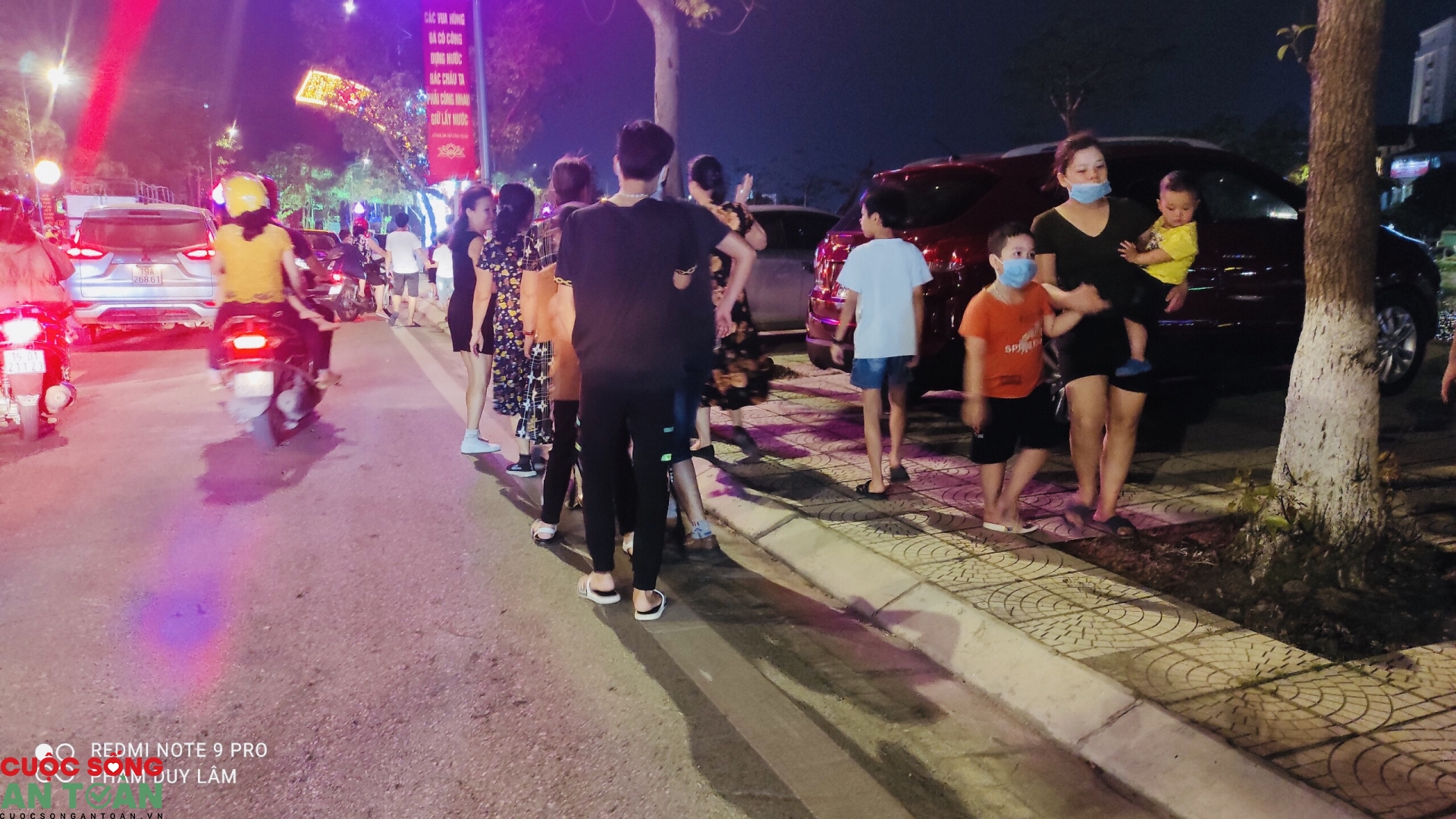 Người dân Phú Thọ đổ ra đường xem pháo hoa dịp Giỗ Tổ Hùng Vương