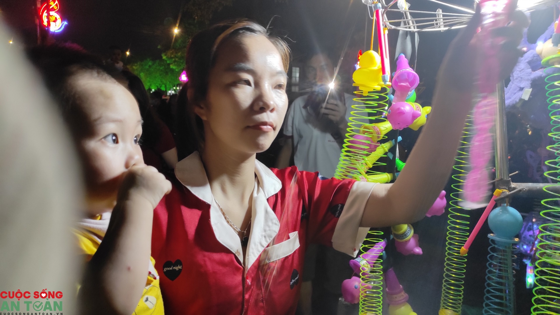 Người dân Phú Thọ đổ ra đường xem pháo hoa dịp Giỗ Tổ Hùng Vương