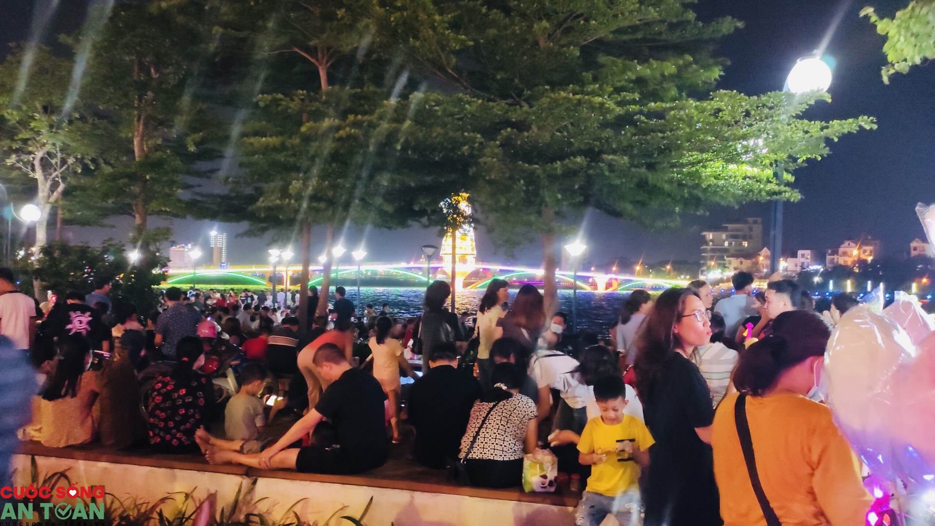 Người dân Phú Thọ đổ ra đường xem pháo hoa dịp Giỗ Tổ Hùng Vương