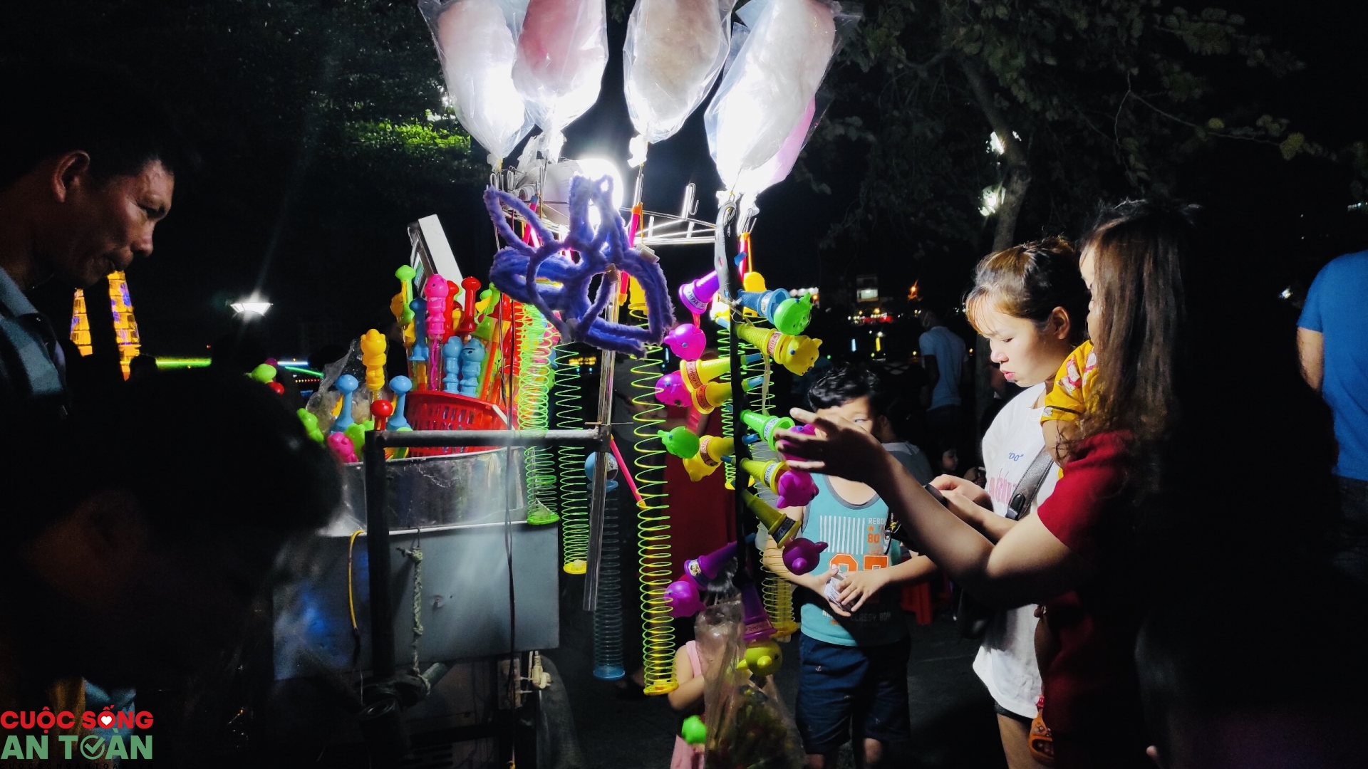 Người dân Phú Thọ đổ ra đường xem pháo hoa dịp Giỗ Tổ Hùng Vương