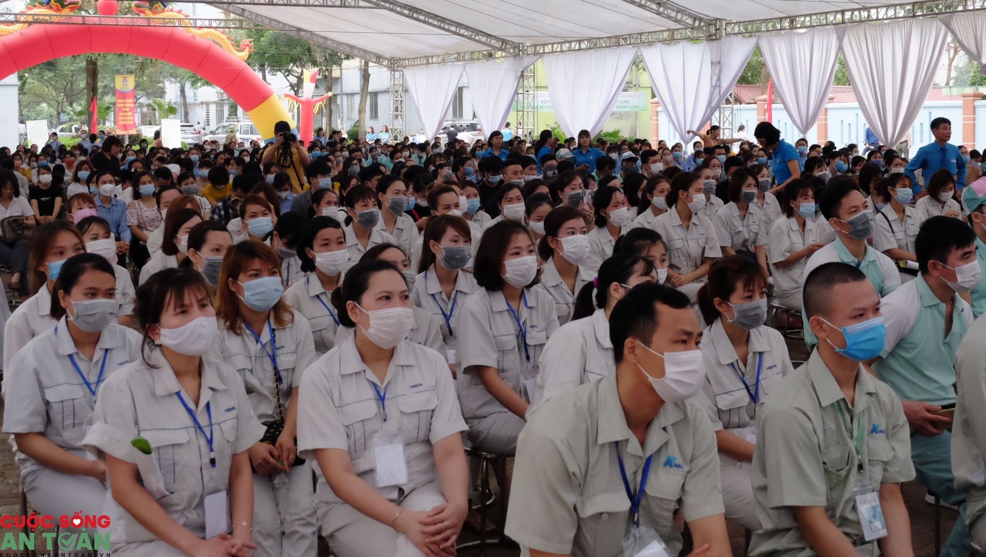 “Cảm ơn các bạn công nhân lao động với đôi bàn tay khéo léo” “Cảm ơn các bạn công nhân lao động với đôi bàn tay khéo léo”