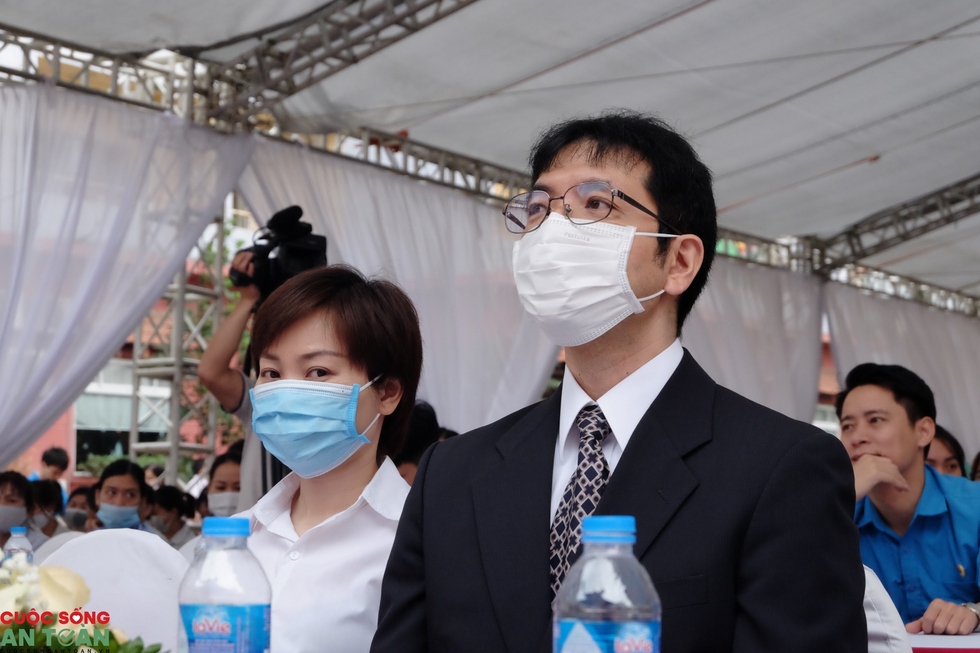 “Cảm ơn các bạn công nhân lao động với đôi bàn tay khéo léo” “Cảm ơn các bạn công nhân lao động với đôi bàn tay khéo léo”