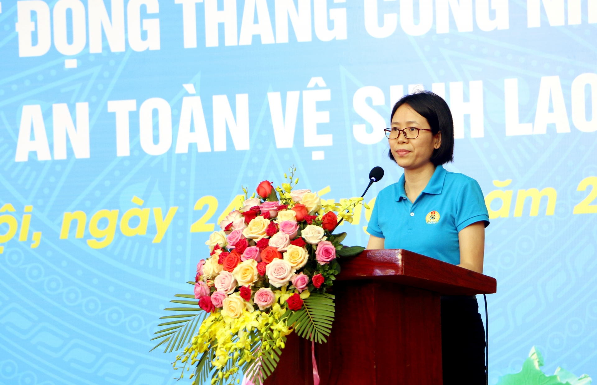 “Cảm ơn các bạn công nhân lao động với đôi bàn tay khéo léo” “Cảm ơn các bạn công nhân lao động với đôi bàn tay khéo léo”