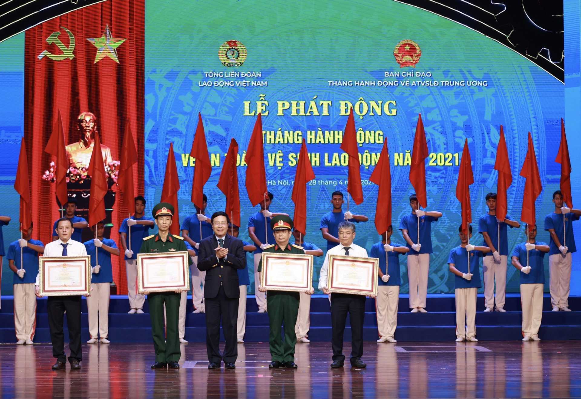 Chủ tịch nước Nguyễn Xuân Phúc tham dự Lễ kỷ niệm 135 năm Ngày Quốc tế Lao động Chủ tịch nước Nguyễn Xuân Phúc tham dự Lễ kỷ niệm 135 năm Ngày Quốc tế Lao động