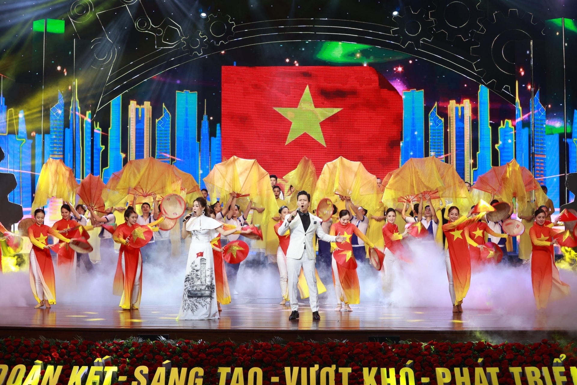 Chủ tịch nước Nguyễn Xuân Phúc tham dự Lễ kỷ niệm 135 năm Ngày Quốc tế Lao động Chủ tịch nước Nguyễn Xuân Phúc tham dự Lễ kỷ niệm 135 năm Ngày Quốc tế Lao động