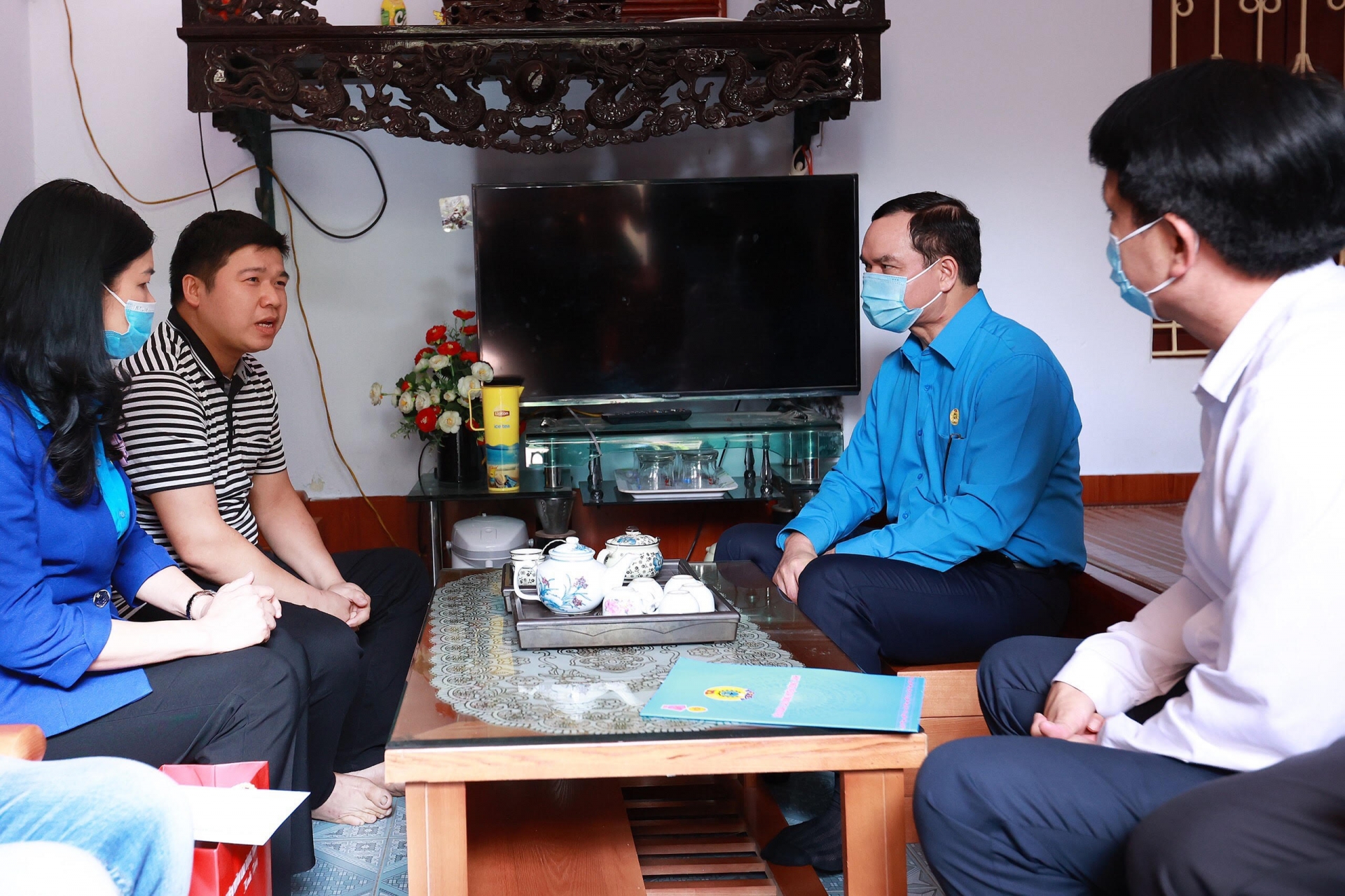 Công nhân phấn khởi trở lại làm việc sau tai nạn lao động Công nhân phấn khởi trở lại làm việc sau tai nạn lao động