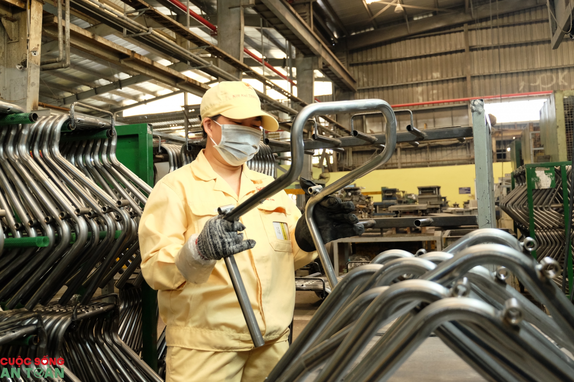 Công nhân phấn khởi trở lại làm việc sau tai nạn lao động Công nhân phấn khởi trở lại làm việc sau tai nạn lao động