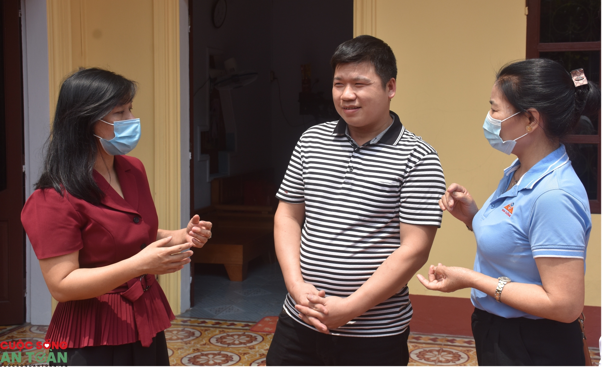 Công nhân phấn khởi trở lại làm việc sau tai nạn lao động Công nhân phấn khởi trở lại làm việc sau tai nạn lao động