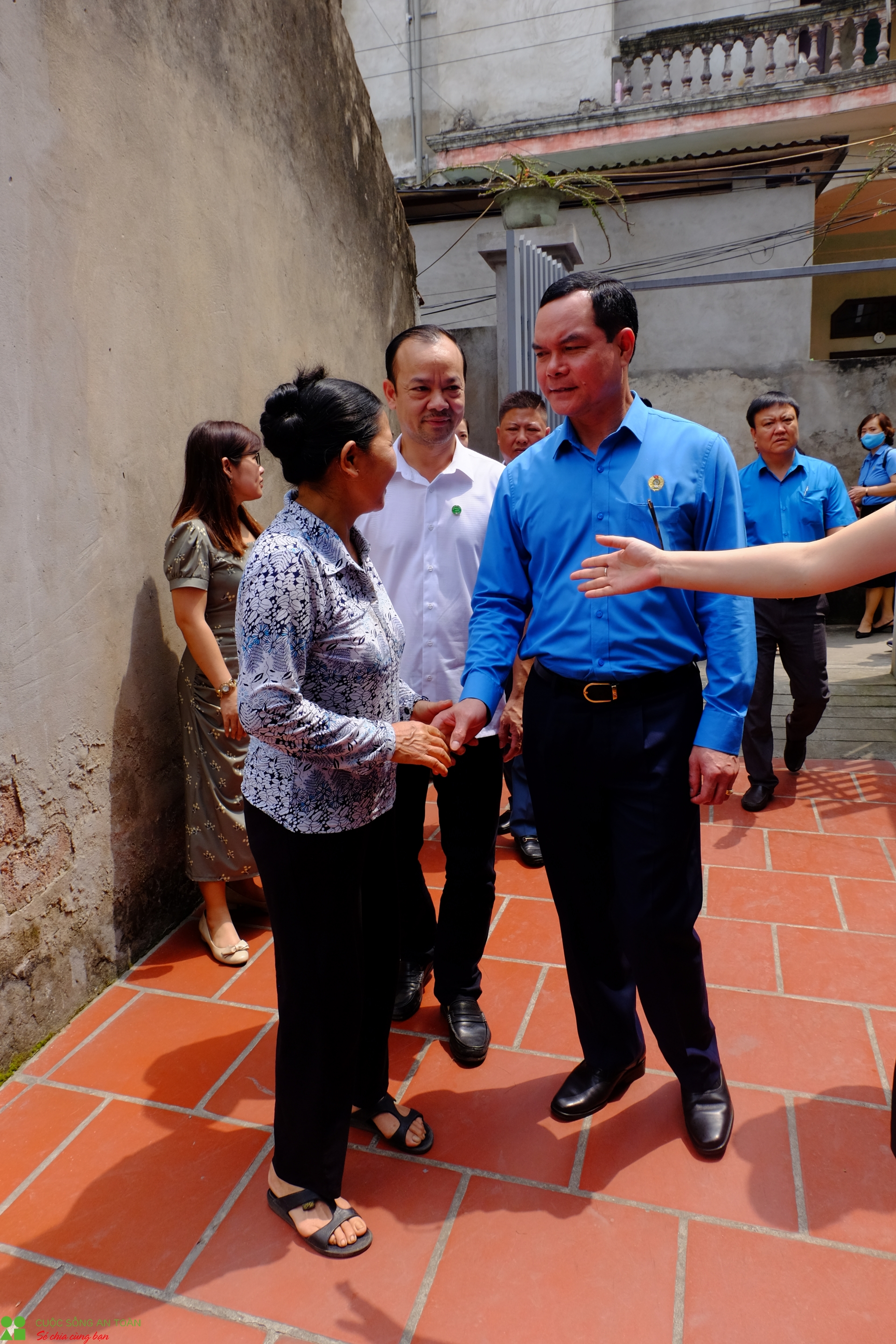 lanh dao tong lien doan lao dong viet nam tham cong nhan bi tai nan lao dong