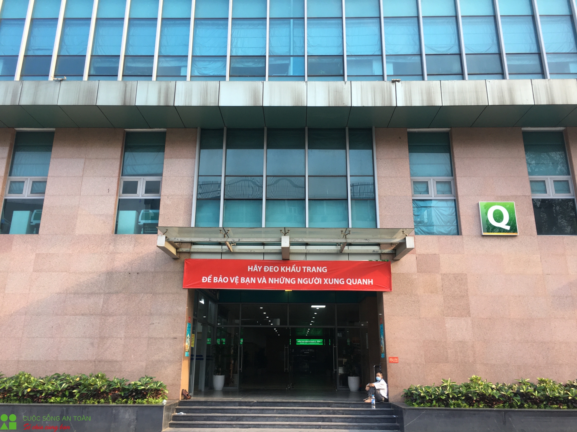 Chập điện tại BV Bạch Mai, lời cảnh báo nguy cơ mất an toàn phòng chống cháy nổ chap dien tai bv bach mai loi canh bao nguy co mat an toan phong chong chay no