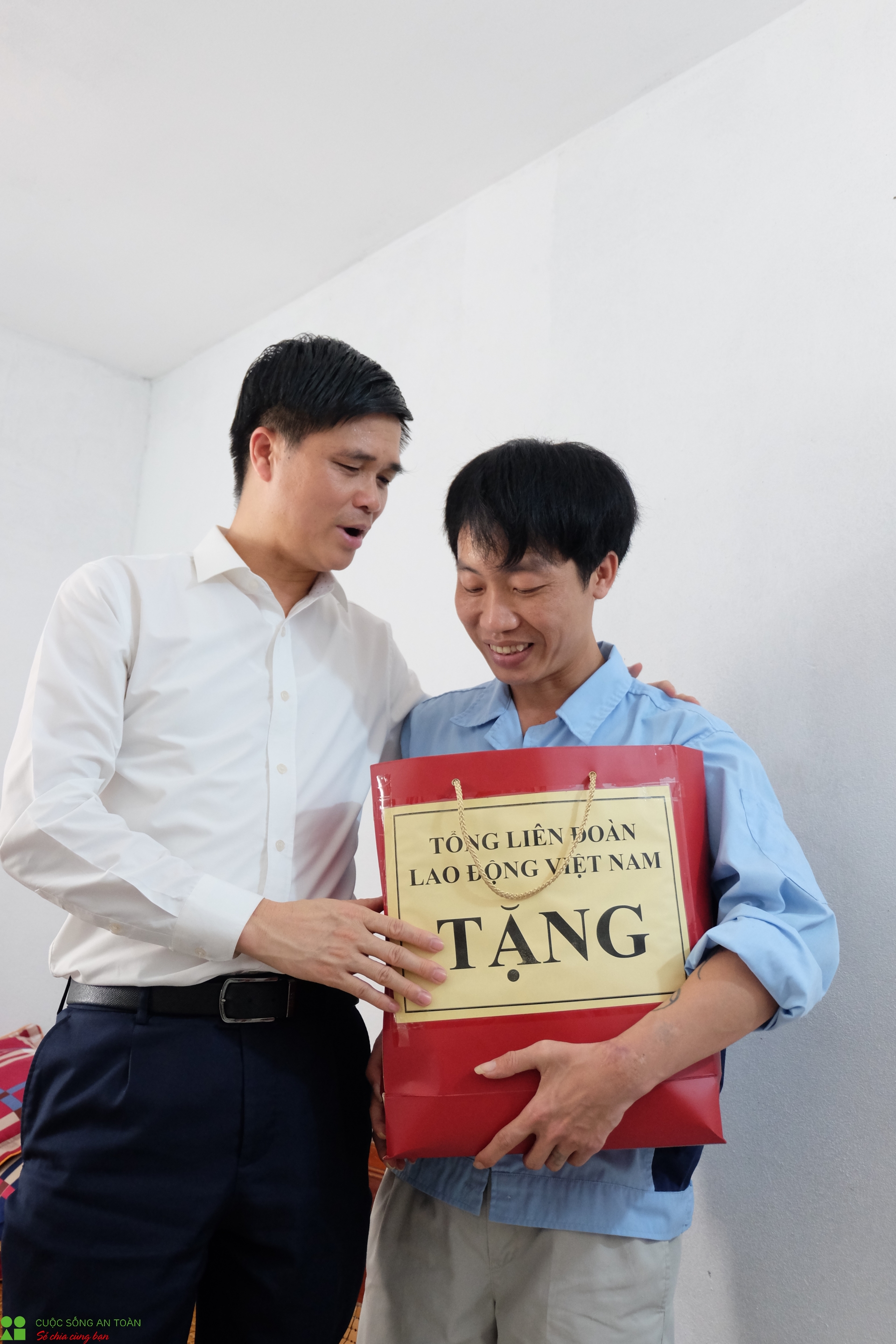 tang qua cong nhan bi tai nan lao dong chung toi cam thay am long