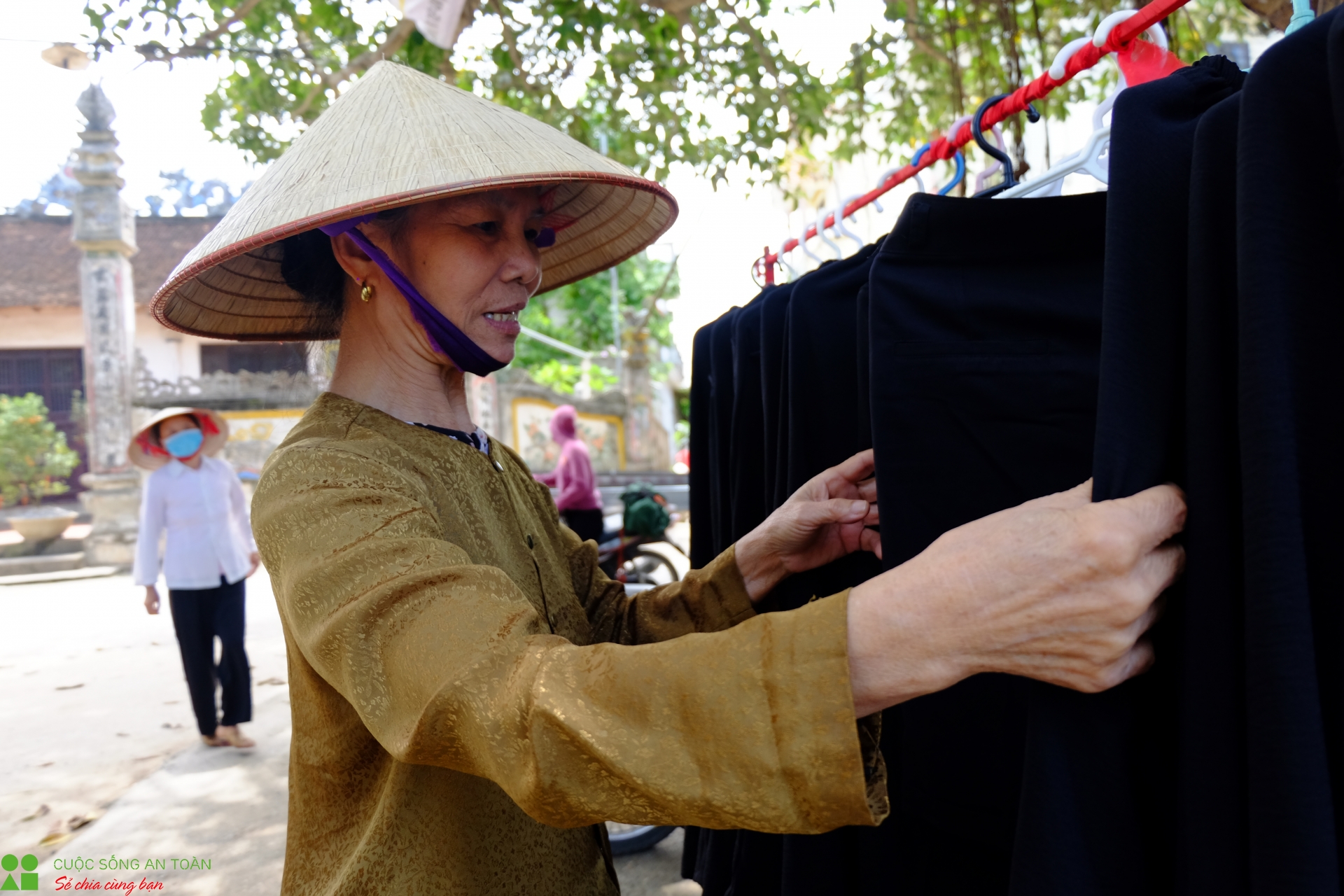 thon dong cuu ngay dau tien do lenh cach ly khong tiec ruou mua lan van nhu tet