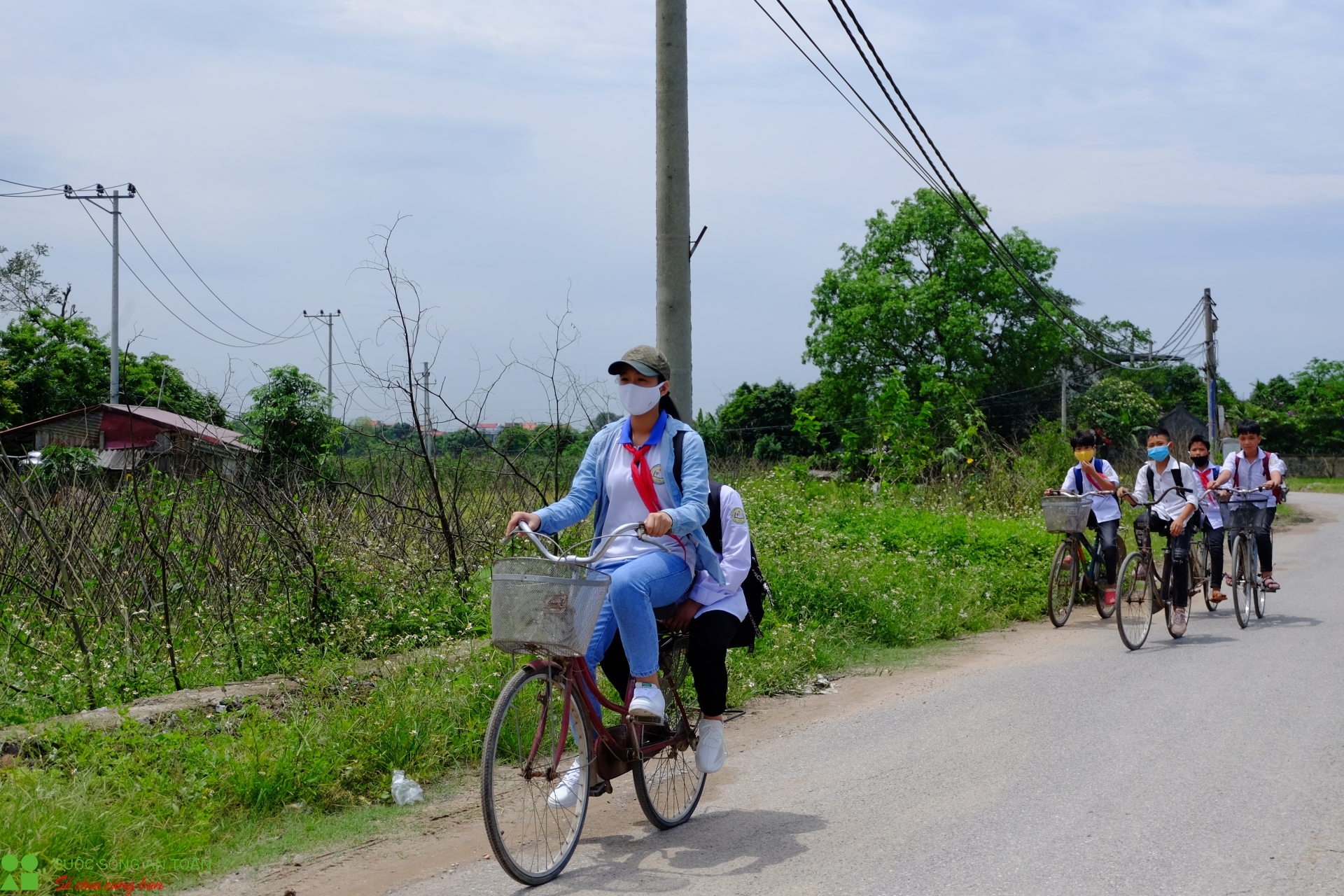 thon dong cuu ngay dau tien do lenh cach ly khong tiec ruou mua lan van nhu tet