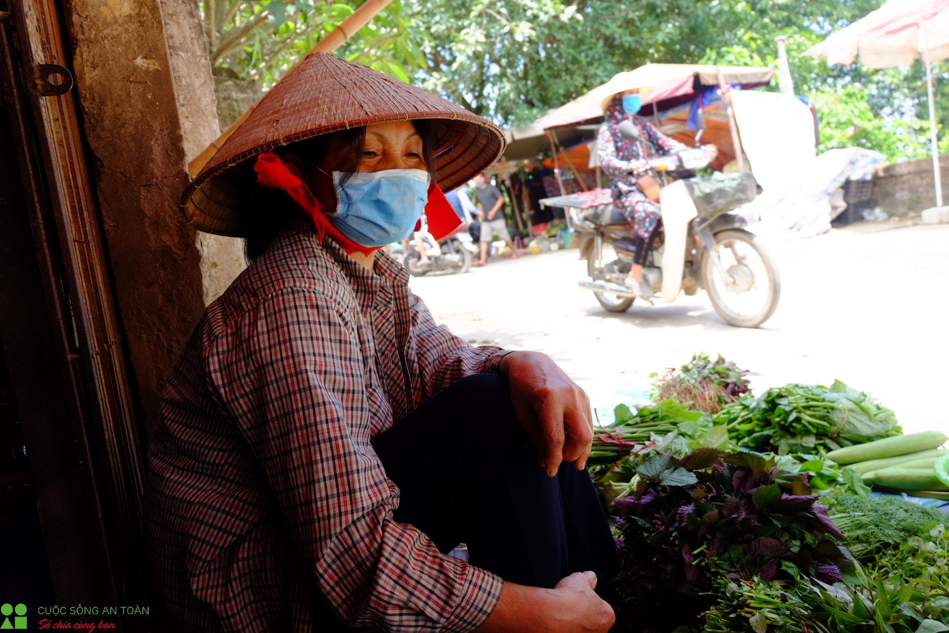 thon dong cuu ngay dau tien do lenh cach ly khong tiec ruou mua lan van nhu tet