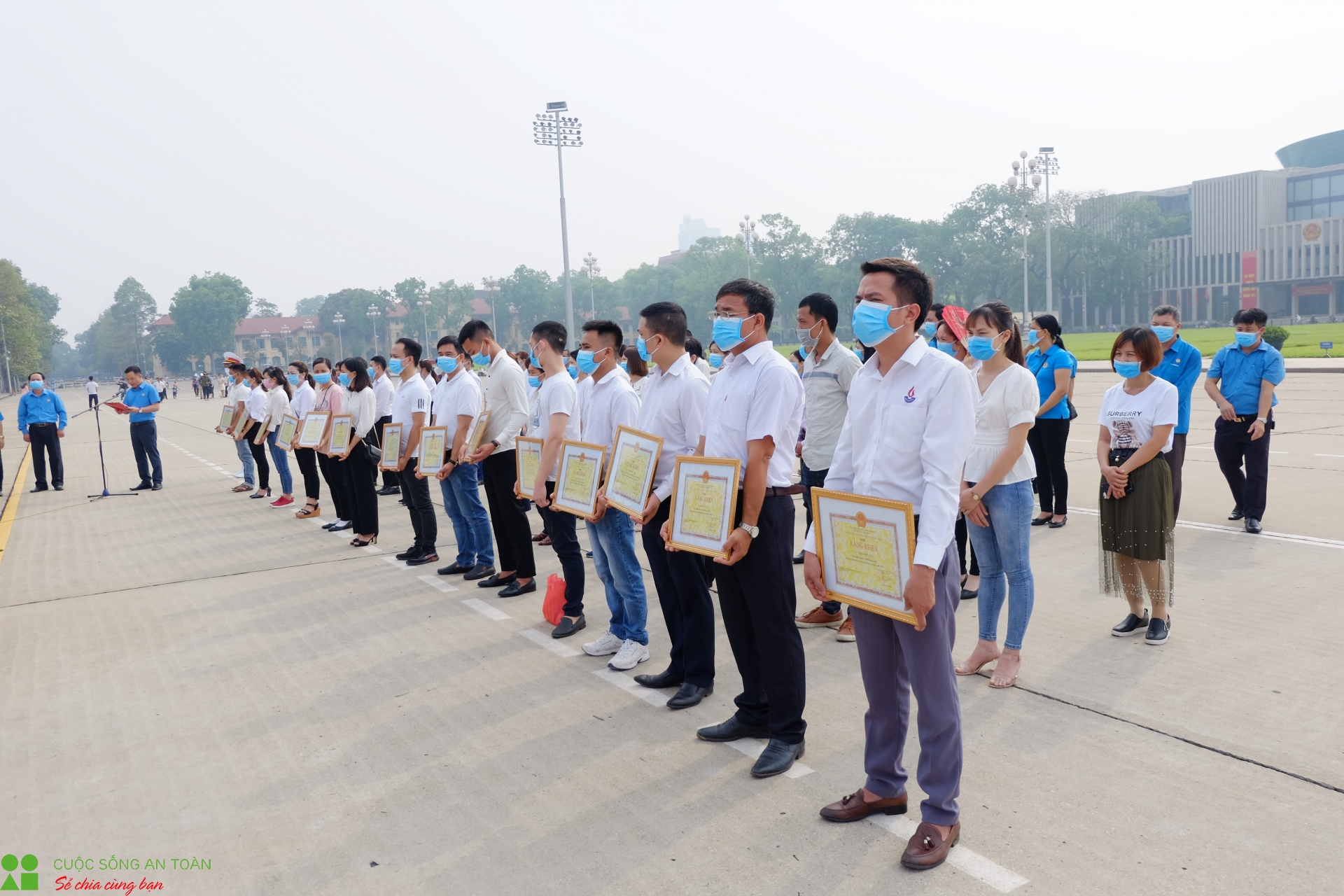 lien doan lao dong tinh ha nam bao cong dang bac giua quang truong ba dinh lich su