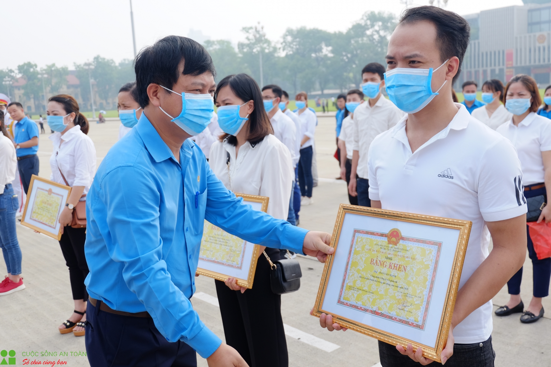 Liên đoàn Lao động tỉnh Hà Nam báo công dâng Bác giữa quảng trường Ba Đình lịch sử lien doan lao dong tinh ha nam bao cong dang bac giua quang truong ba dinh lich su