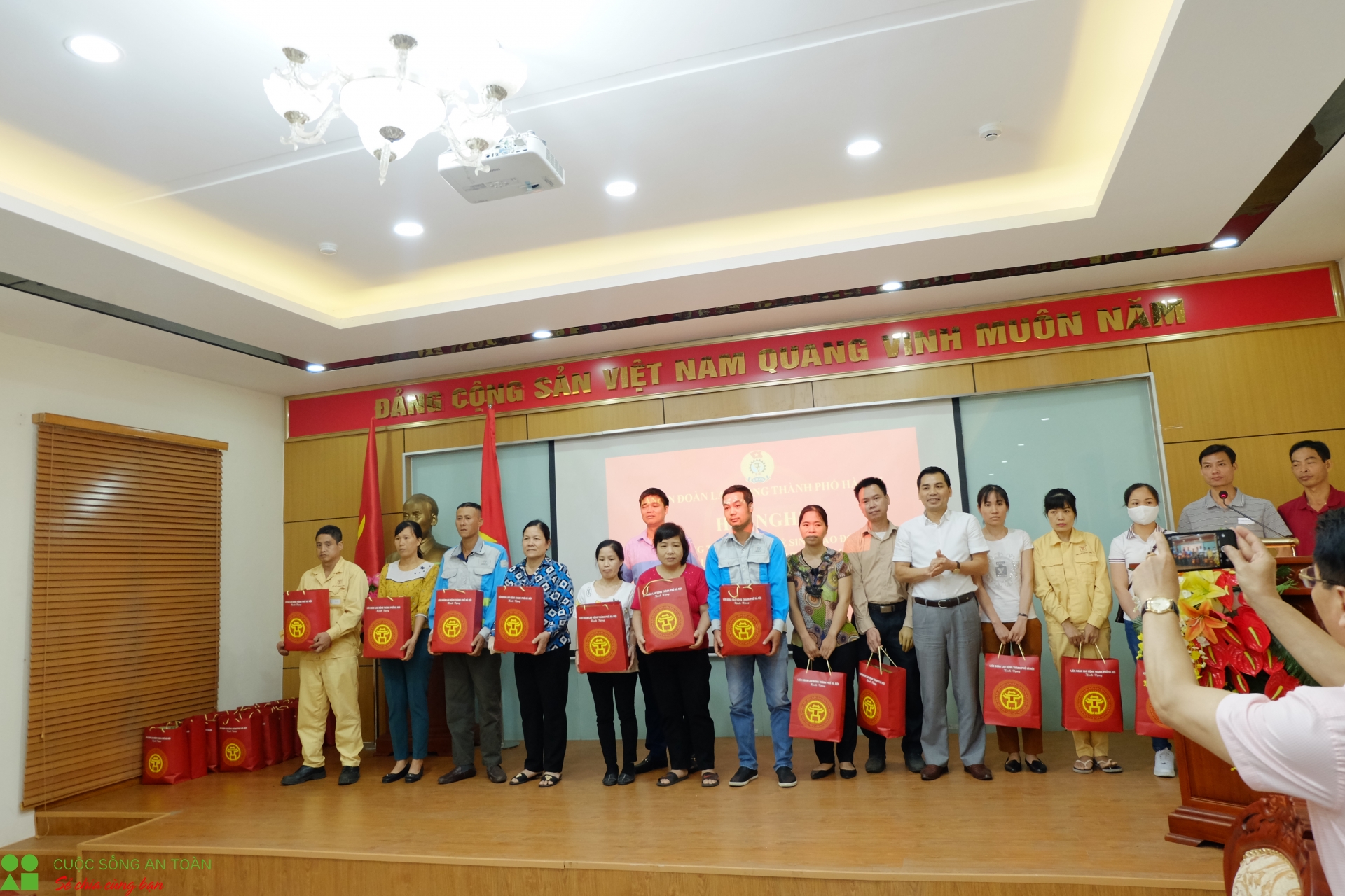 Hà Nội: 169 công nhân lao động bị tai nạn lao động, bệnh nghề nghiệp được nhận trợ cấp ha noi 169 cong nhan lao dong bi tai nan lao dong benh nghe nghiep duoc nhan tro cap