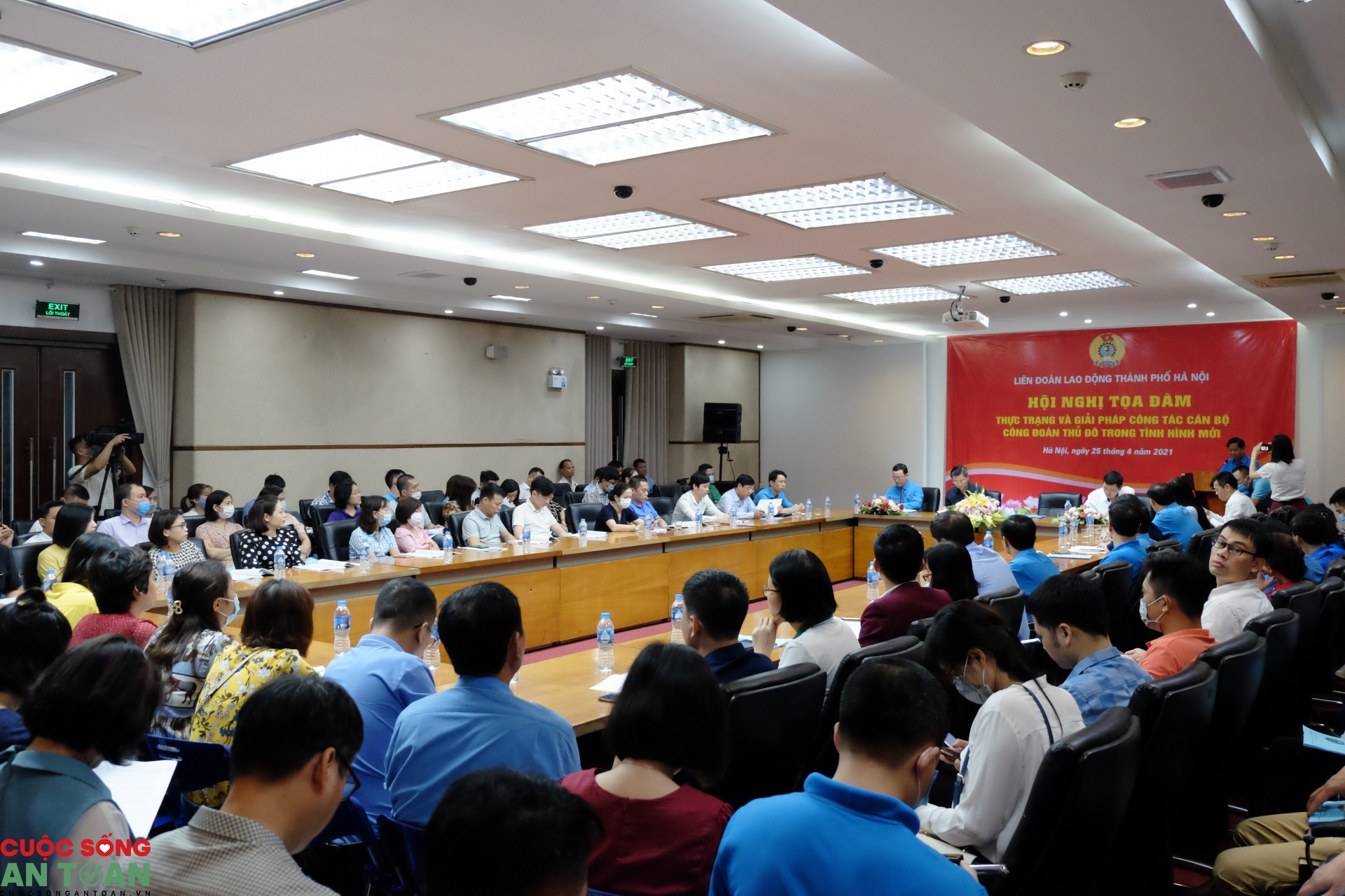 Cán bộ công đoàn cơ sở còn thiếu thời gian và chuyên môn Cán bộ công đoàn cơ sở còn thiếu thời gian và chuyên môn