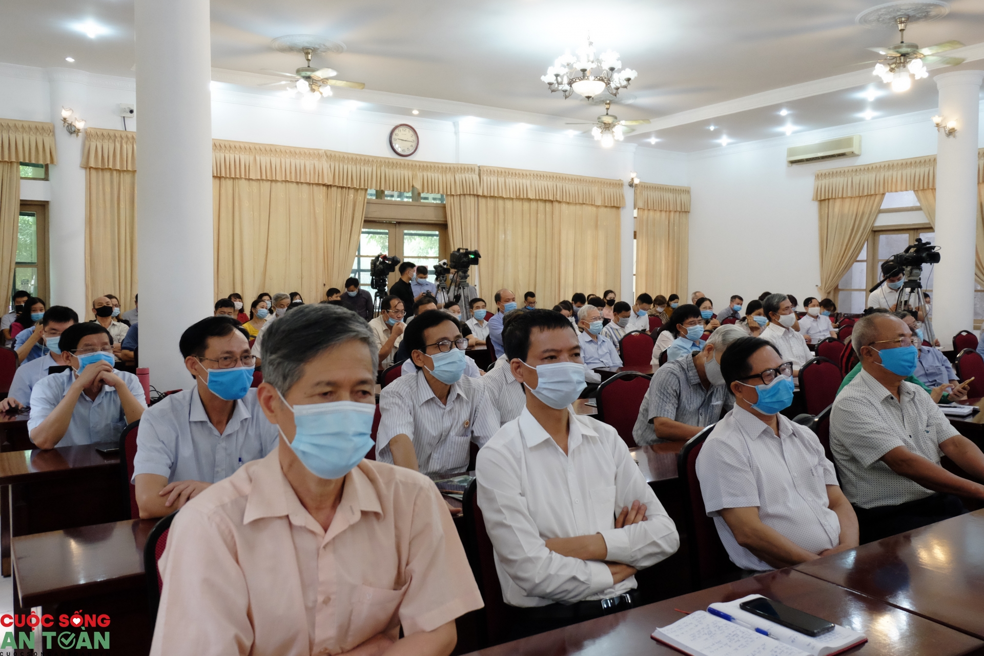 Chủ tịch LĐLĐ TP Hà Nội tiếp xúc cử tri tại quận Cầu Giấy