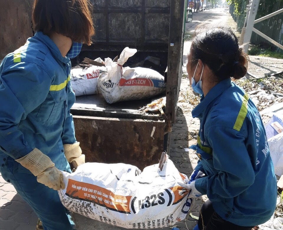 Công nhân vệ sinh môi trường và nguy hiểm tiềm tàng