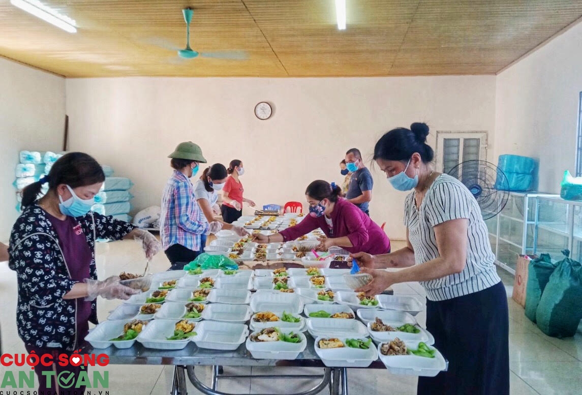 Từ “tâm dịch” Bắc Giang: Những giáo viên tình nguyện vào bếp phục vụ khu cách ly Từ “tâm dịch” Bắc Giang: Những giáo viên tình nguyện vào bếp phục vụ khu cách ly