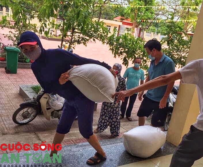 Từ “tâm dịch” Bắc Giang: Những giáo viên tình nguyện vào bếp phục vụ khu cách ly Từ “tâm dịch” Bắc Giang: Những giáo viên tình nguyện vào bếp phục vụ khu cách ly