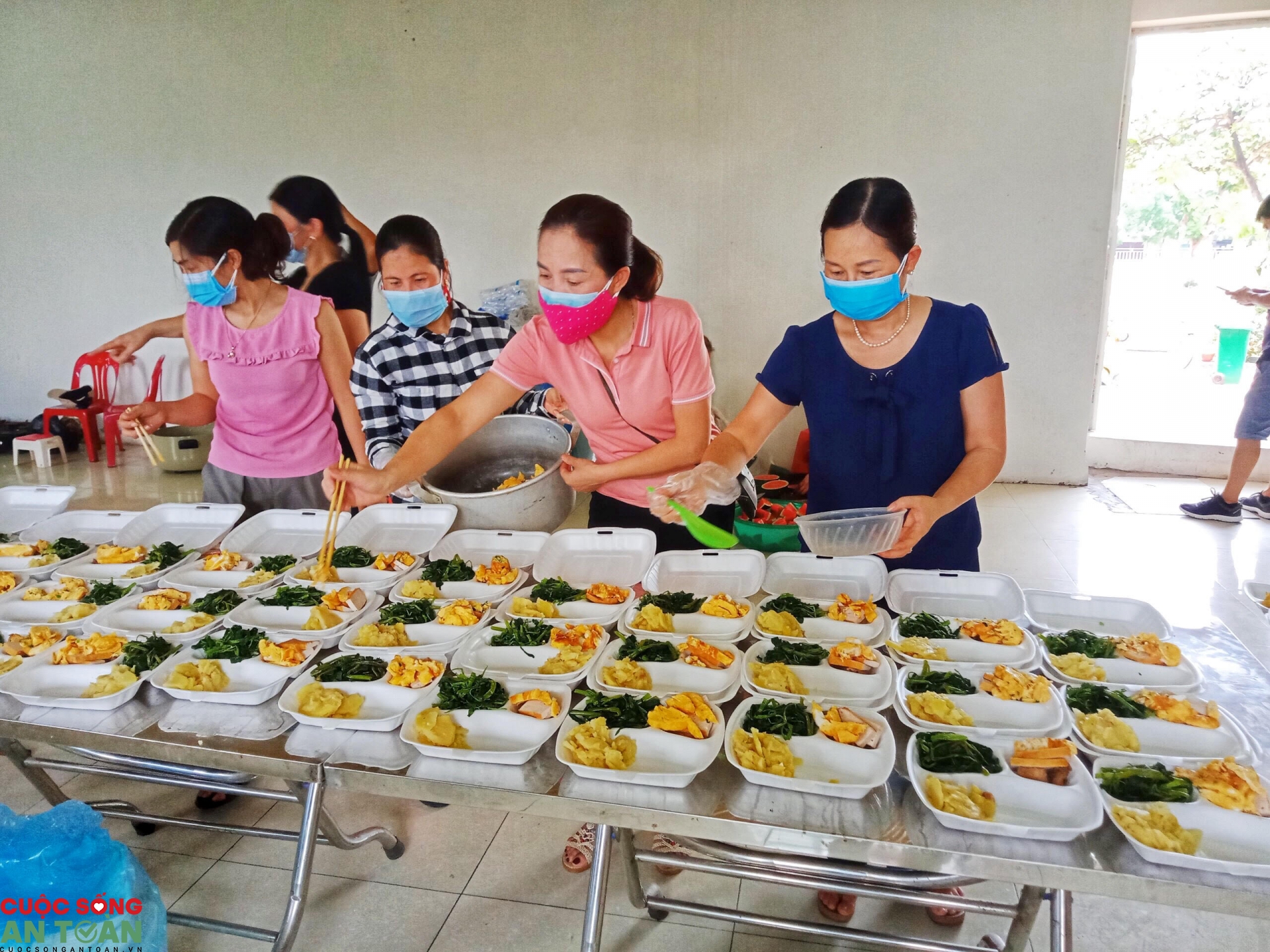 Từ “tâm dịch” Bắc Giang: Những giáo viên tình nguyện vào bếp phục vụ khu cách ly Từ “tâm dịch” Bắc Giang: Những giáo viên tình nguyện vào bếp phục vụ khu cách ly