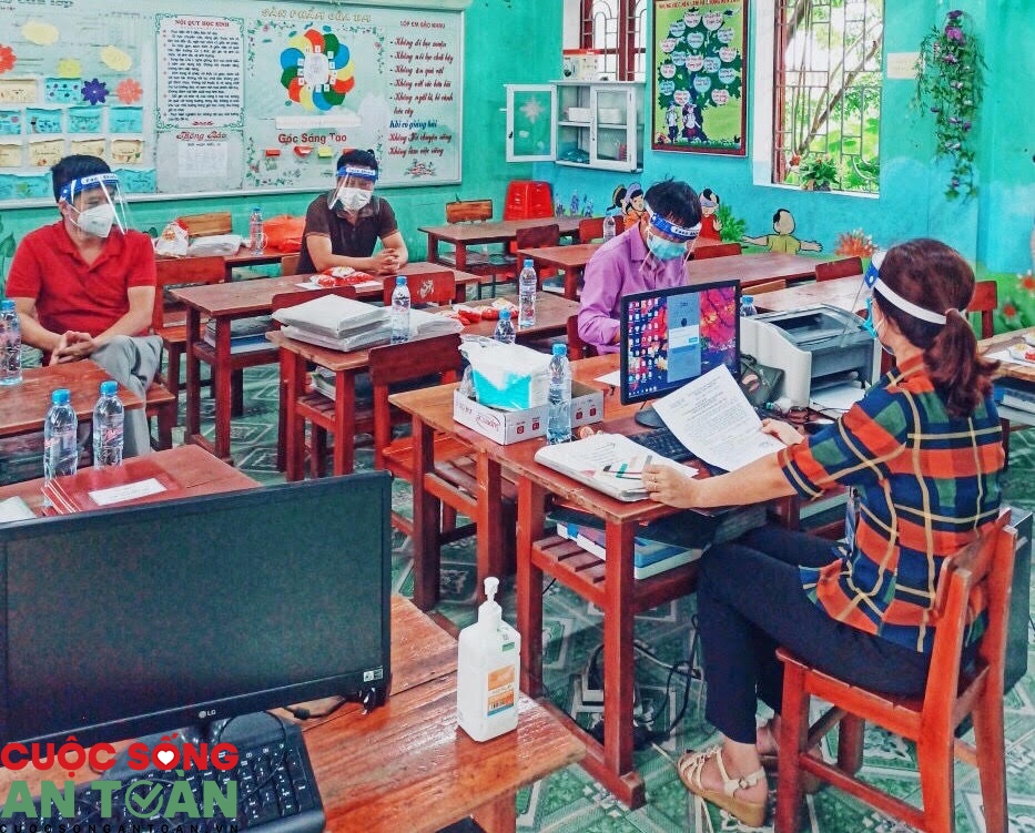 Từ “tâm dịch” Bắc Giang: Những giáo viên tình nguyện vào bếp phục vụ khu cách ly Từ “tâm dịch” Bắc Giang: Những giáo viên tình nguyện vào bếp phục vụ khu cách ly