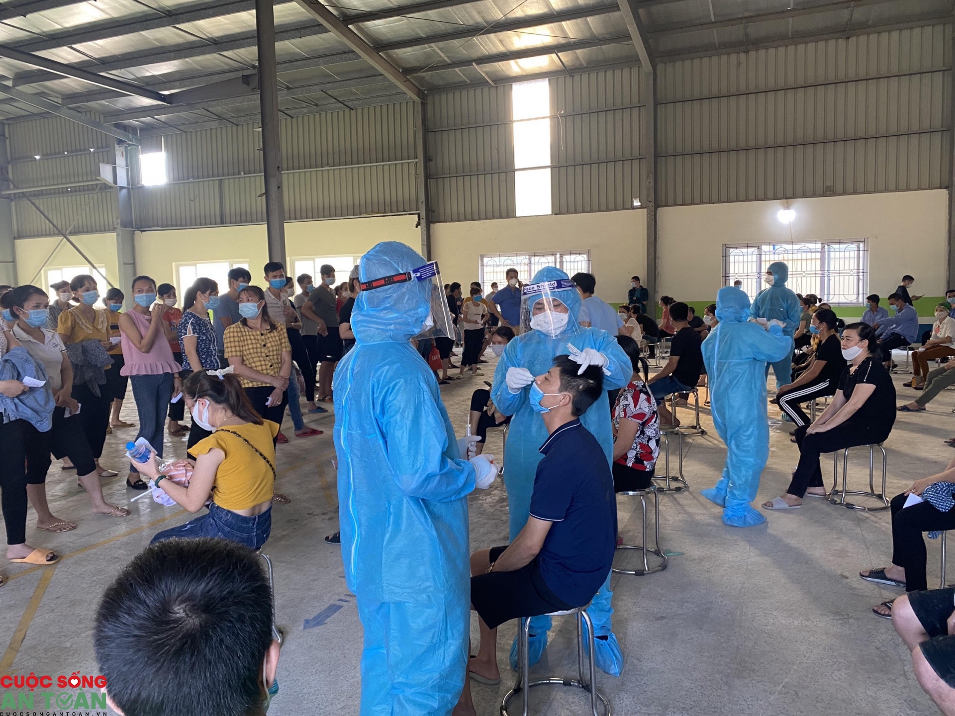 Doanh nghiệp cần làm gì khi có công nhân mắc Covid-19?