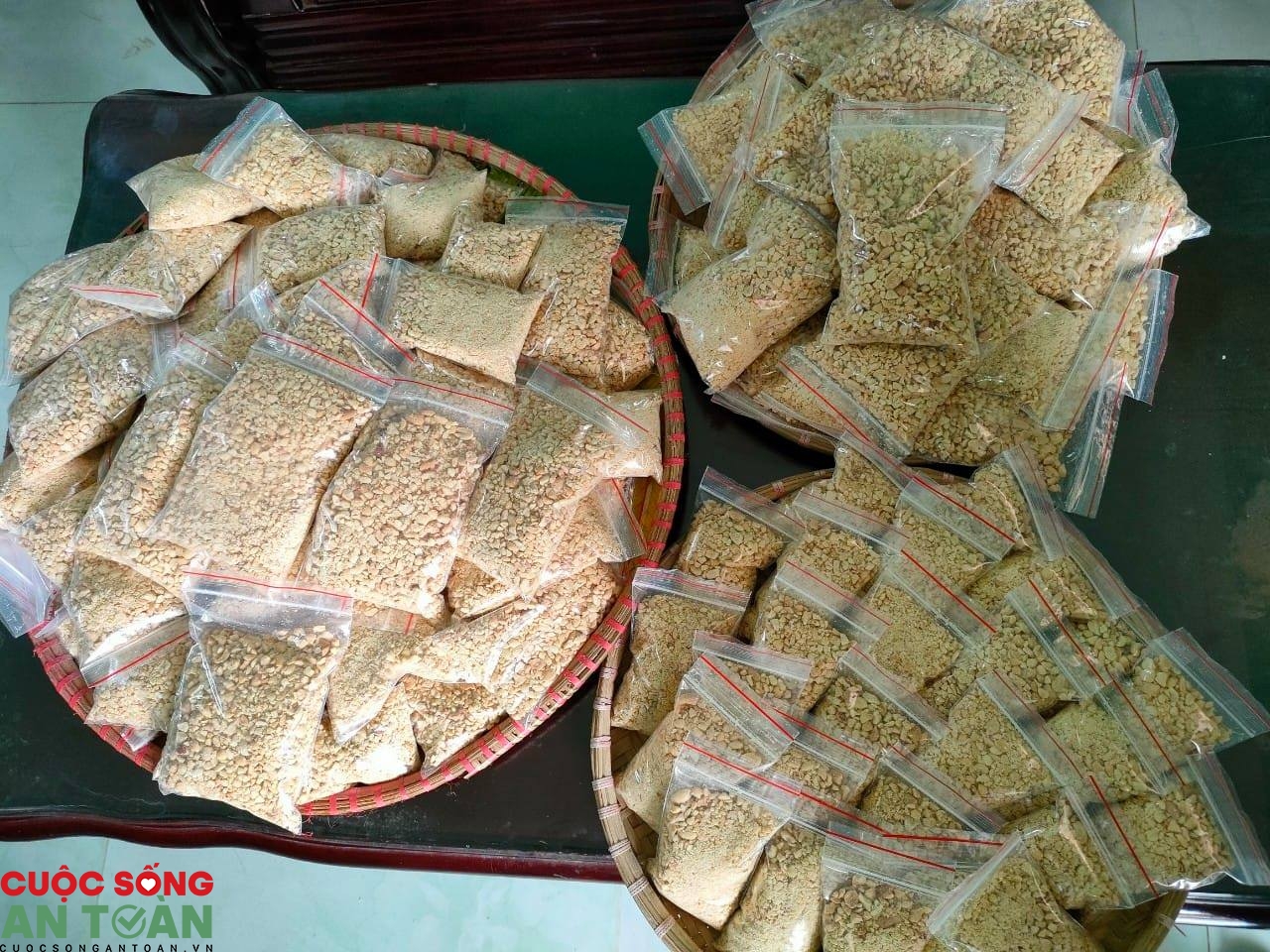 Đoàn viên làm muối lạc gửi tặng công nhân Đoàn viên làm muối lạc gửi tặng công nhân