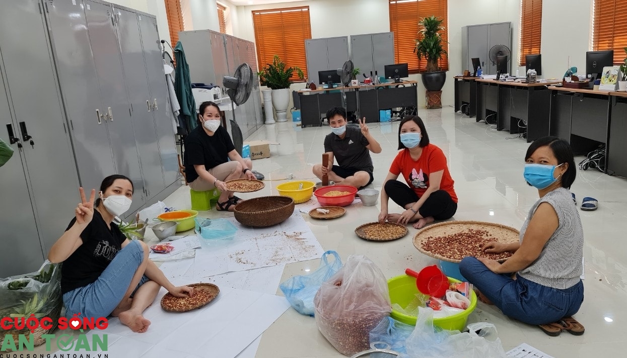 Đoàn viên làm muối lạc gửi tặng công nhân Đoàn viên làm muối lạc gửi tặng công nhân