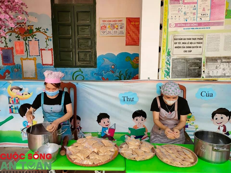 Đoàn viên làm muối lạc gửi tặng công nhân Đoàn viên làm muối lạc gửi tặng công nhân