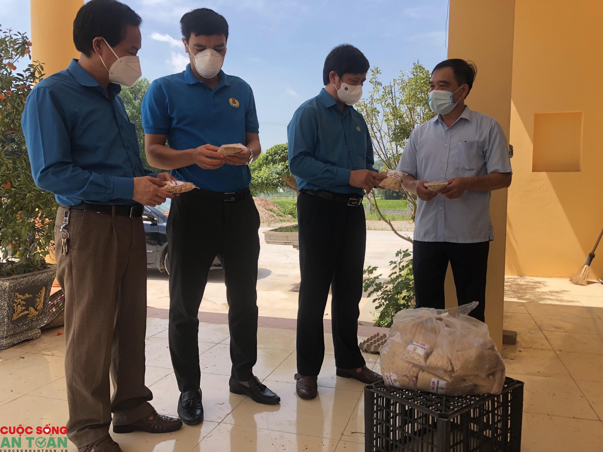 Món quà đặc biệt của đoàn viên gửi vào "tâm dịch" Món quà đặc biệt của đoàn viên gửi vào "tâm dịch"