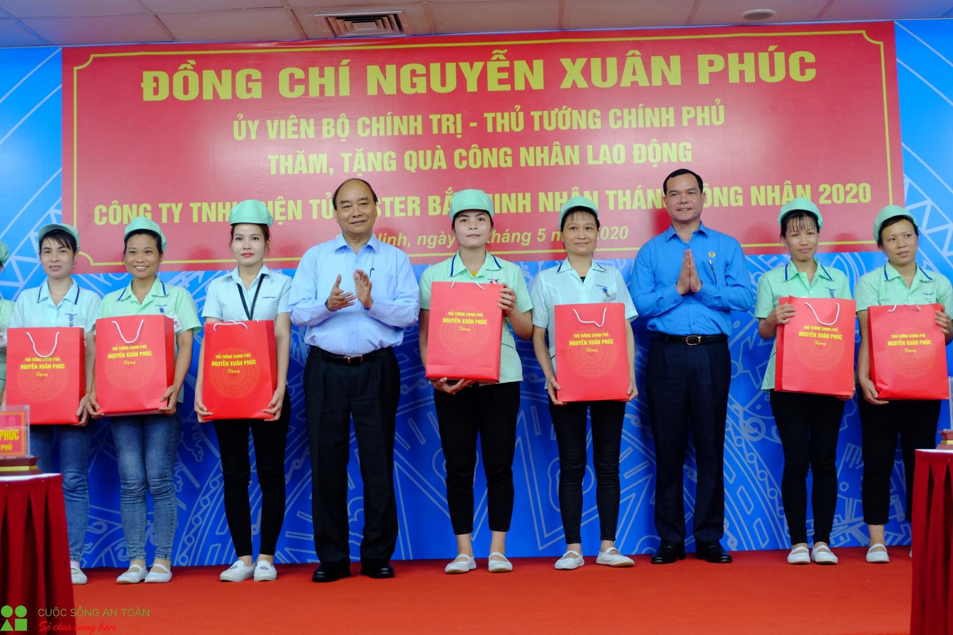 Thủ tướng Nguyễn Xuân Phúc lắng nghe những "giãi bày" của công nhân thu tuong nguyen xuan phuc lang nghe nhung giai bay cua cong nhan