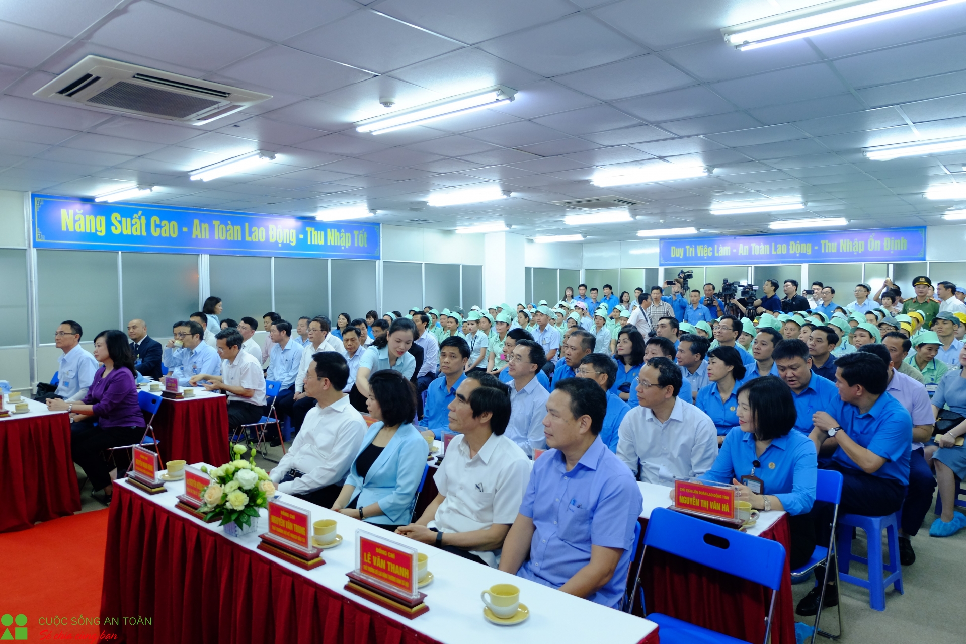 toan canh buoi gap go cua thu tuong nguyen xuan phuc voi cong nhan tai tinh bac ninh