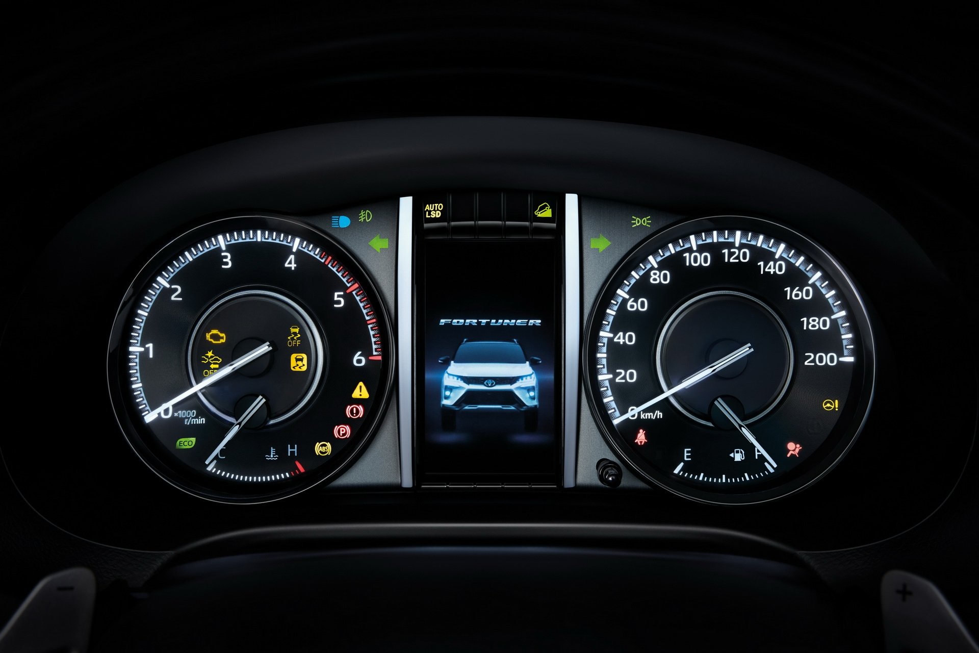 toyota fortuner moi trinh lang dong co hon 200 ma luc co da cop