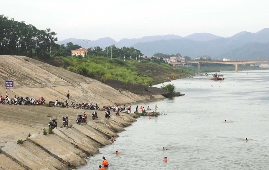 bat chap canh bao nguy hiem nguoi dan van vo tu vay vung tren song