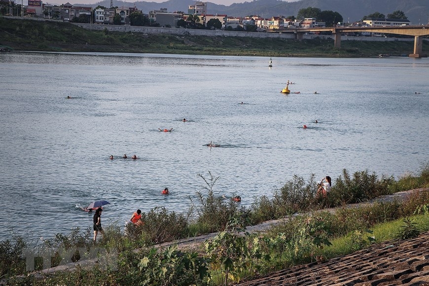 bat chap canh bao nguy hiem nguoi dan van vo tu vay vung tren song